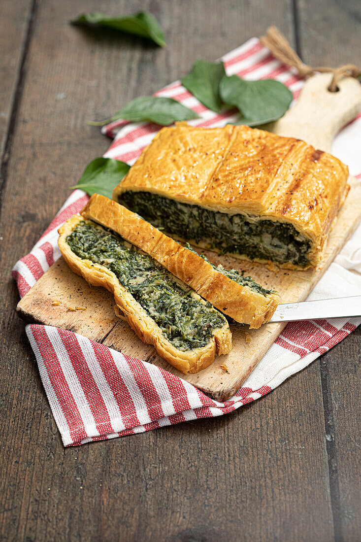 Puff pastry pie with spinach filling (Spanakopita)