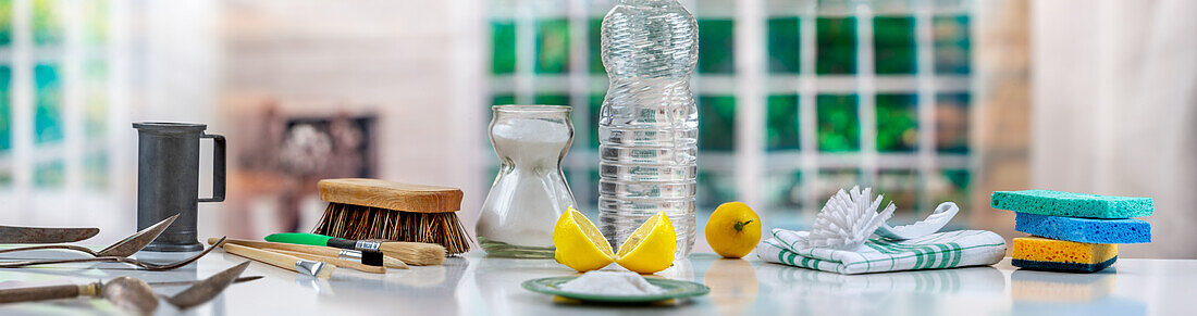 Panoramabild mit verschiedenen Verwendungen von Bicarbonat gemischt mit Zitrone oder Essig