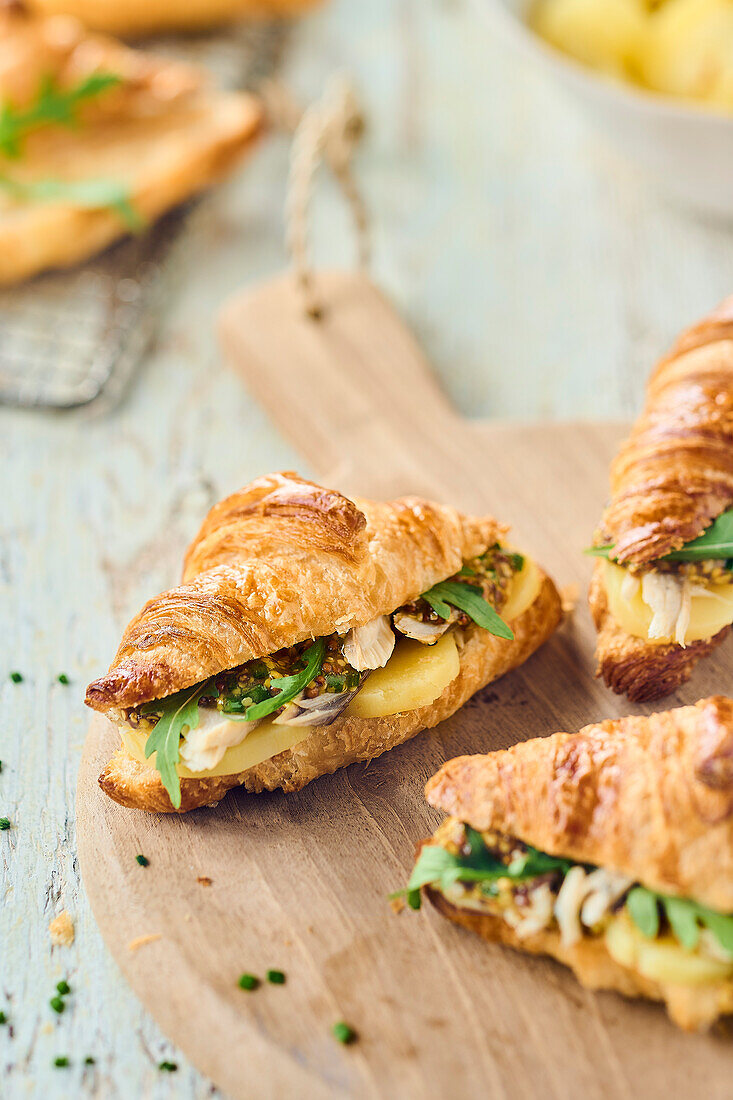 Mini-Croissants mit Makrelenbröseln