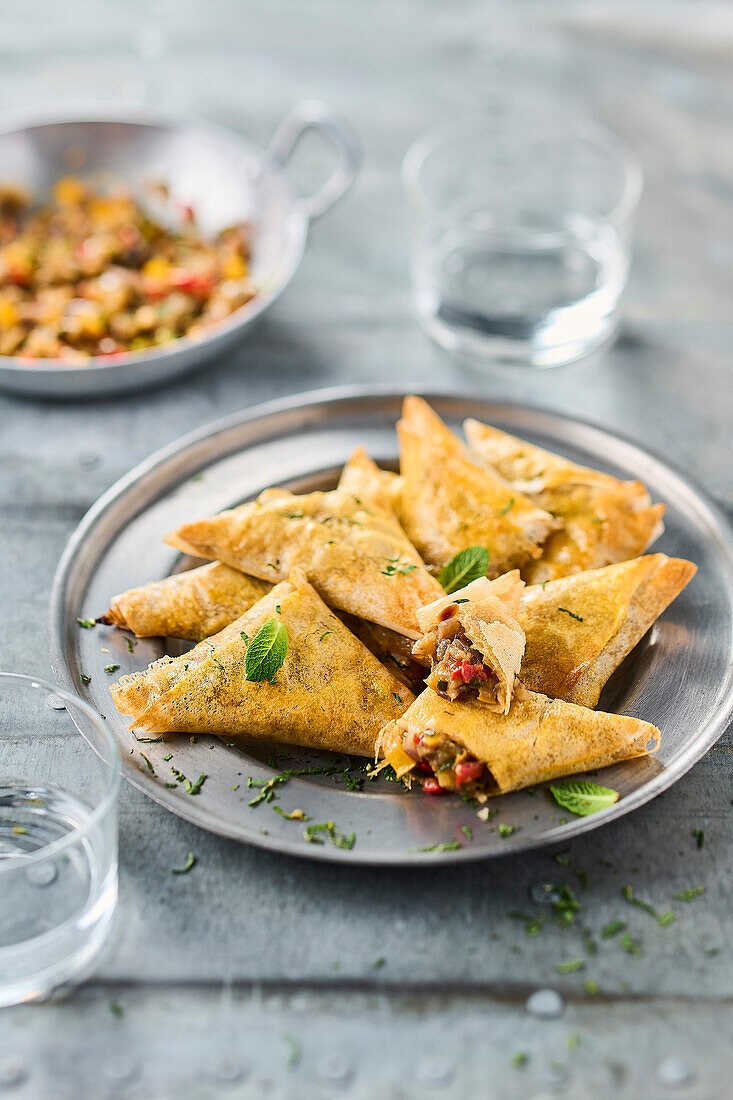 Samosas mit kandiertem Gemüse, Sardellen und Minze