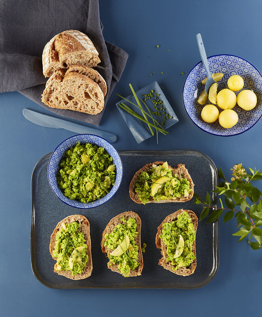 Bread slices with mushy peas, lemon, and chives for an appetizer