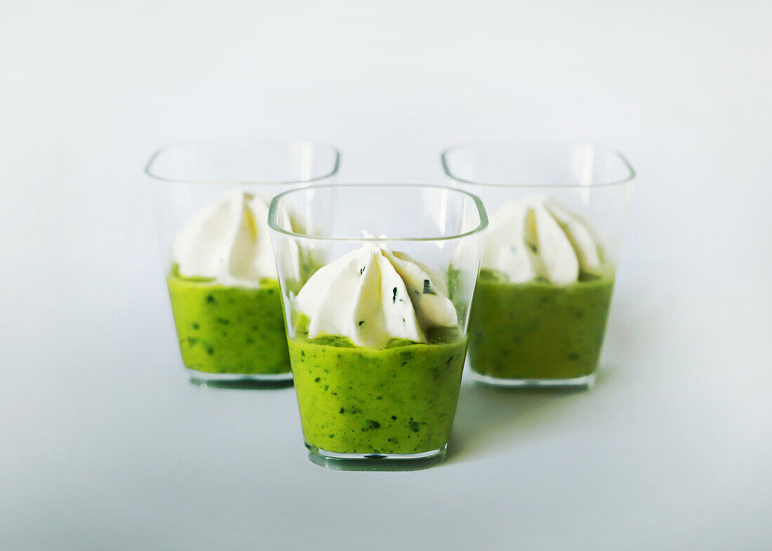 Cream of peas with cream cheese rosettes