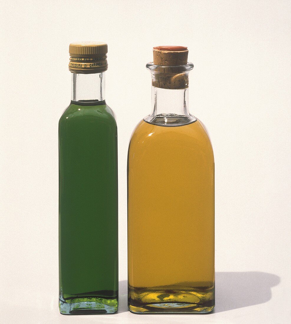 Zwei Olivenölflaschen