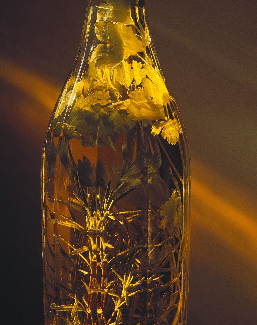Eine Flasche Kräuteressig mit Rosmarin & Petersilie