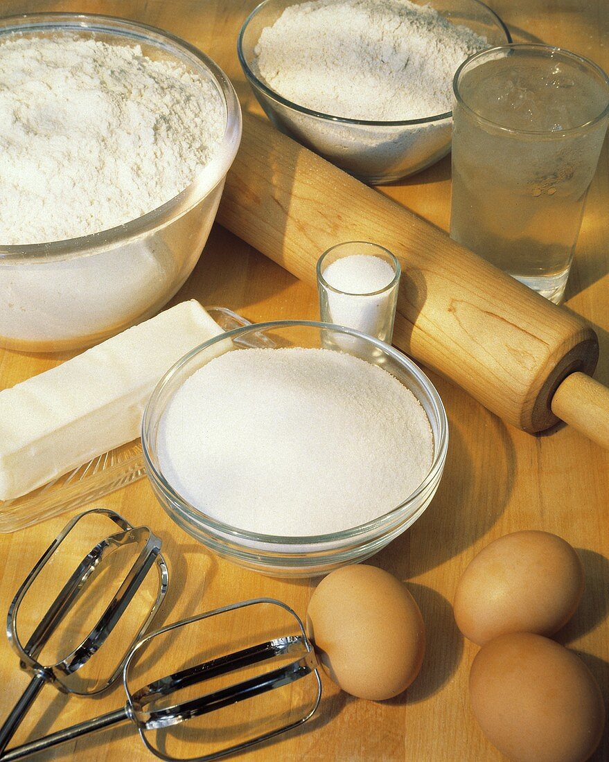 Verschiedene Backzutaten: Mehl, Eier, Butter, Zucker, Salz