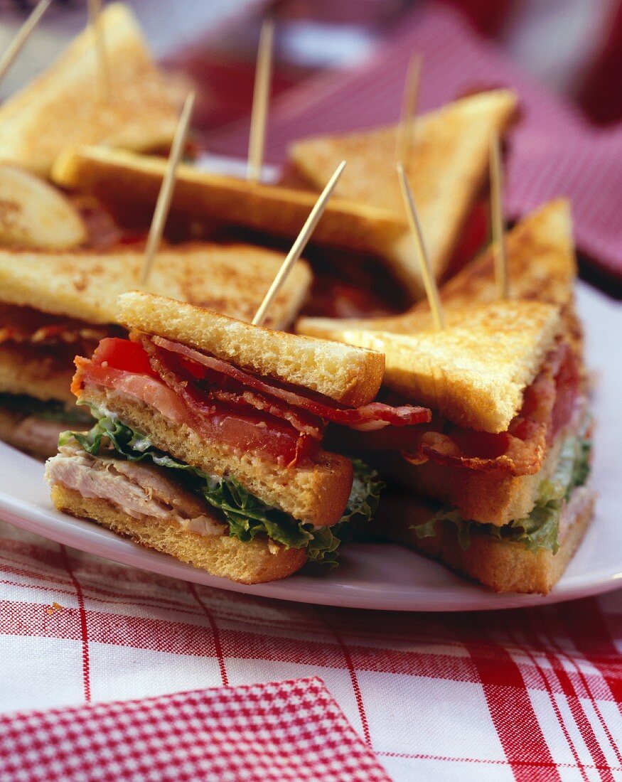 Sandwich-Happen mit Truthahn, Speck, Tomaten, Salat (BLT)