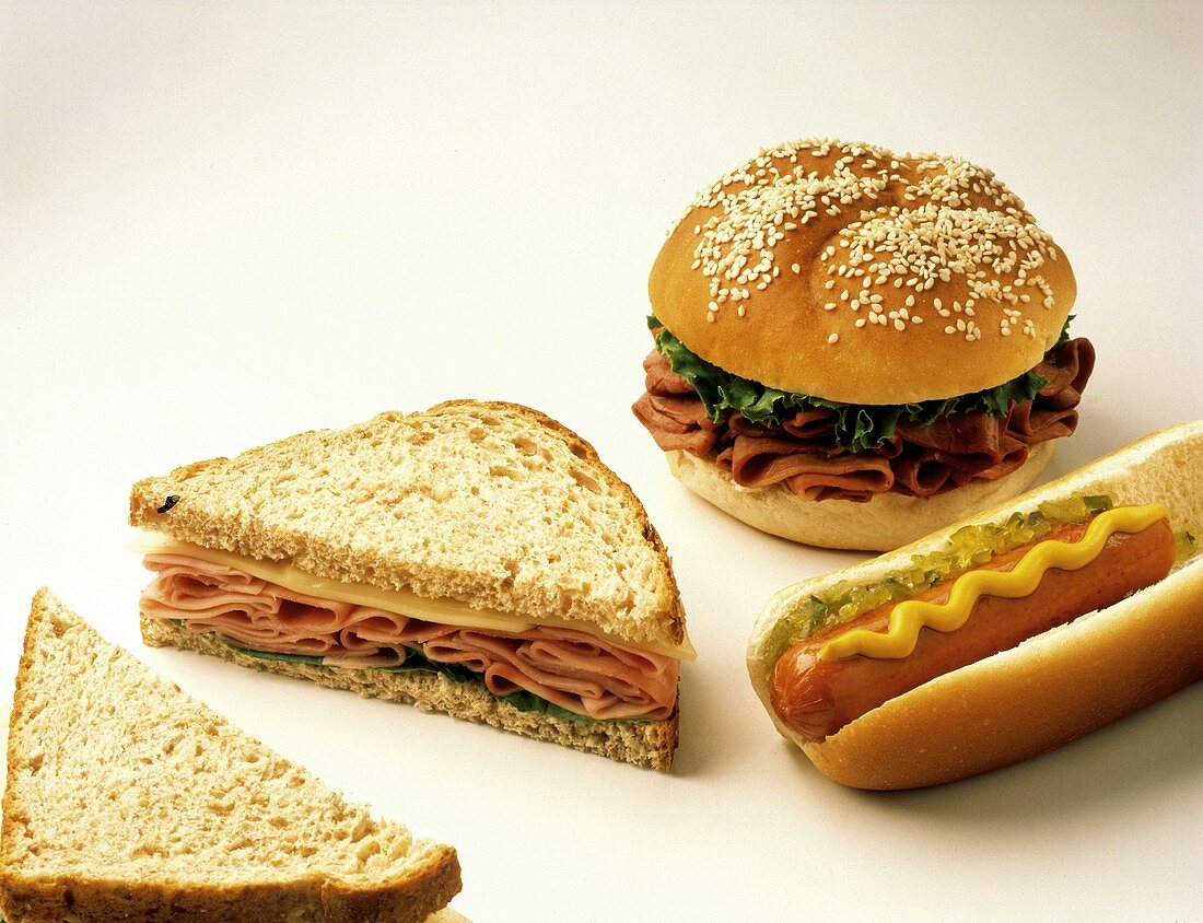 Sandwiches mit Schinken, mit Roastbeef & ein Hot Dog
