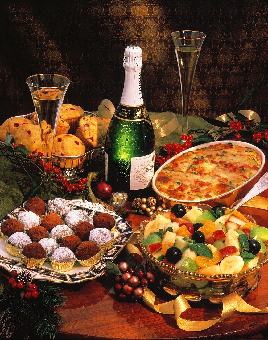 Festliche Gerichte, Trüffelpralinen und Flasche Champagner