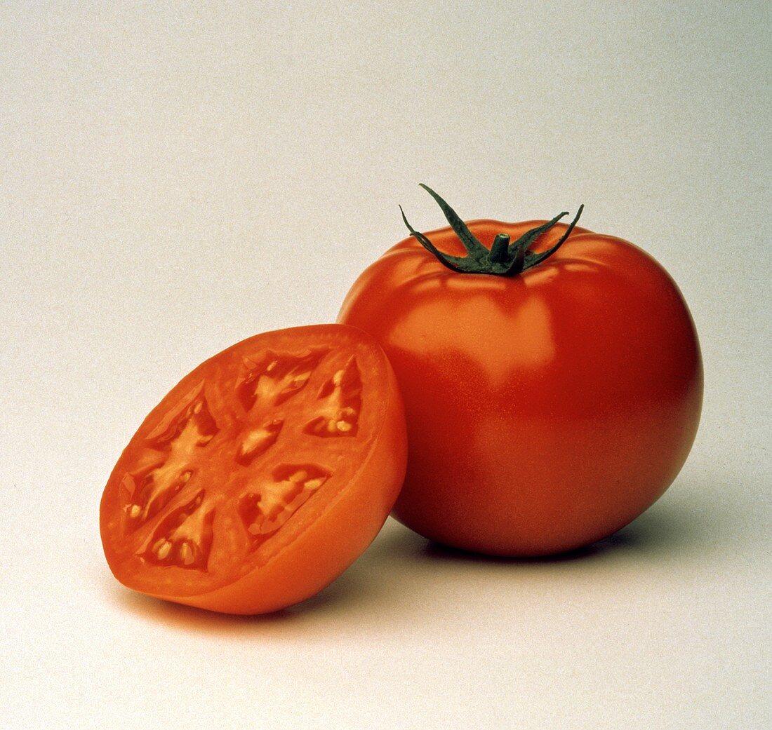 Tomatenhälfte, angelehnt an ganze Tomate