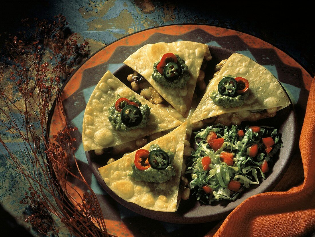 Quesadillas mit weissen Bohnen, Guacamole & Blattsalat