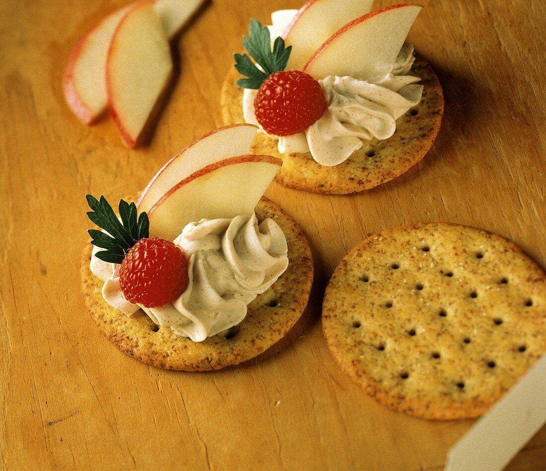 Cracker mit Käsecreme, Apfelscheiben & Himbeeren