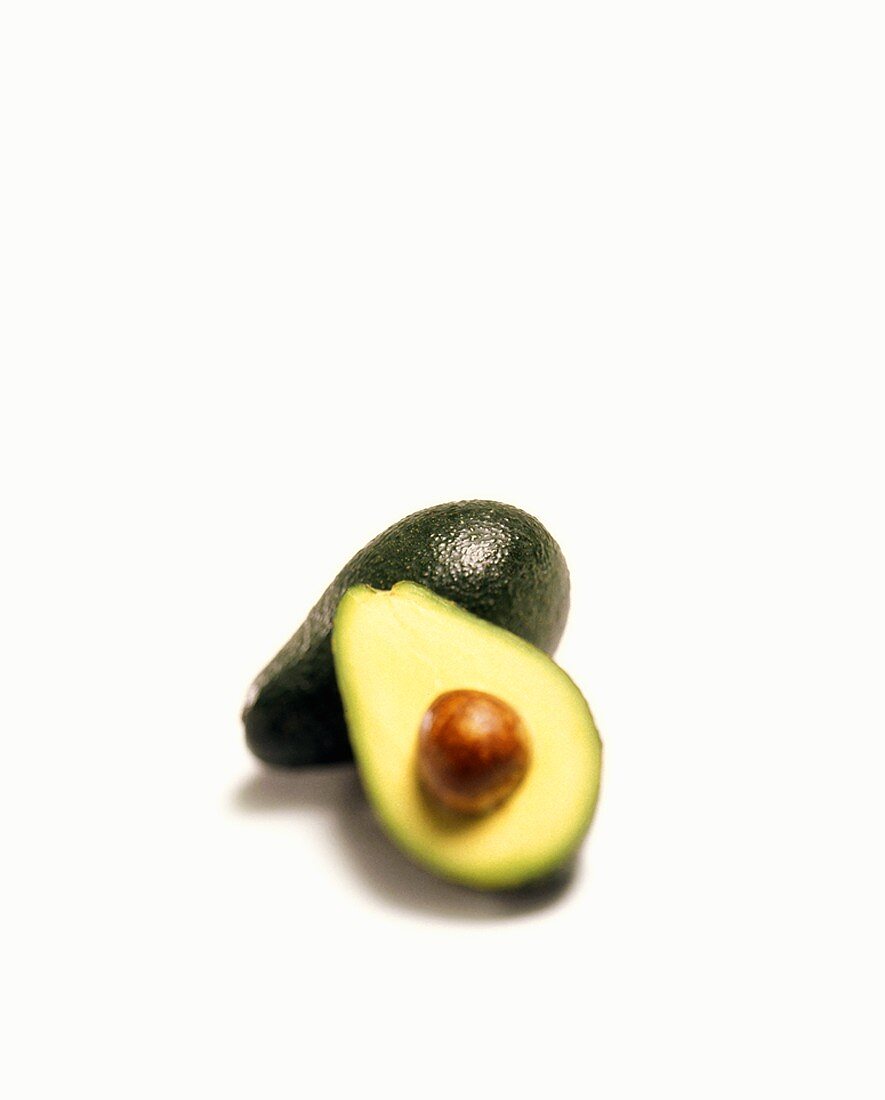 Eine ganze & eine halbe Avocado mit Kern