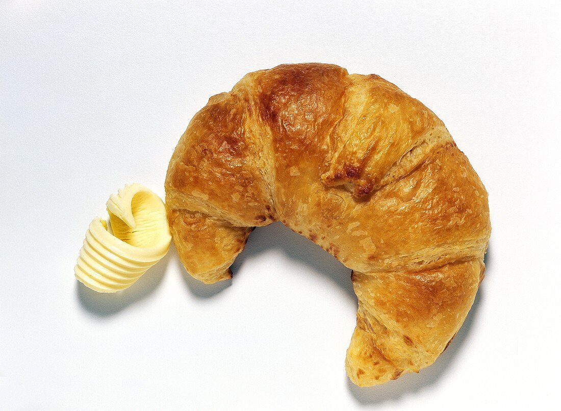 Croissant und ein Butterröllchen