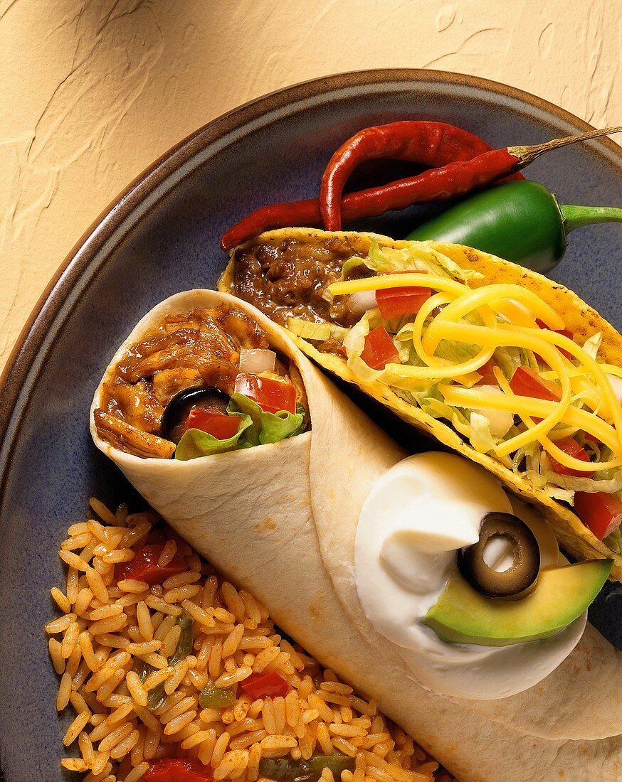 Taco & Burrito mit spanischem Reis & saurer Sahne
