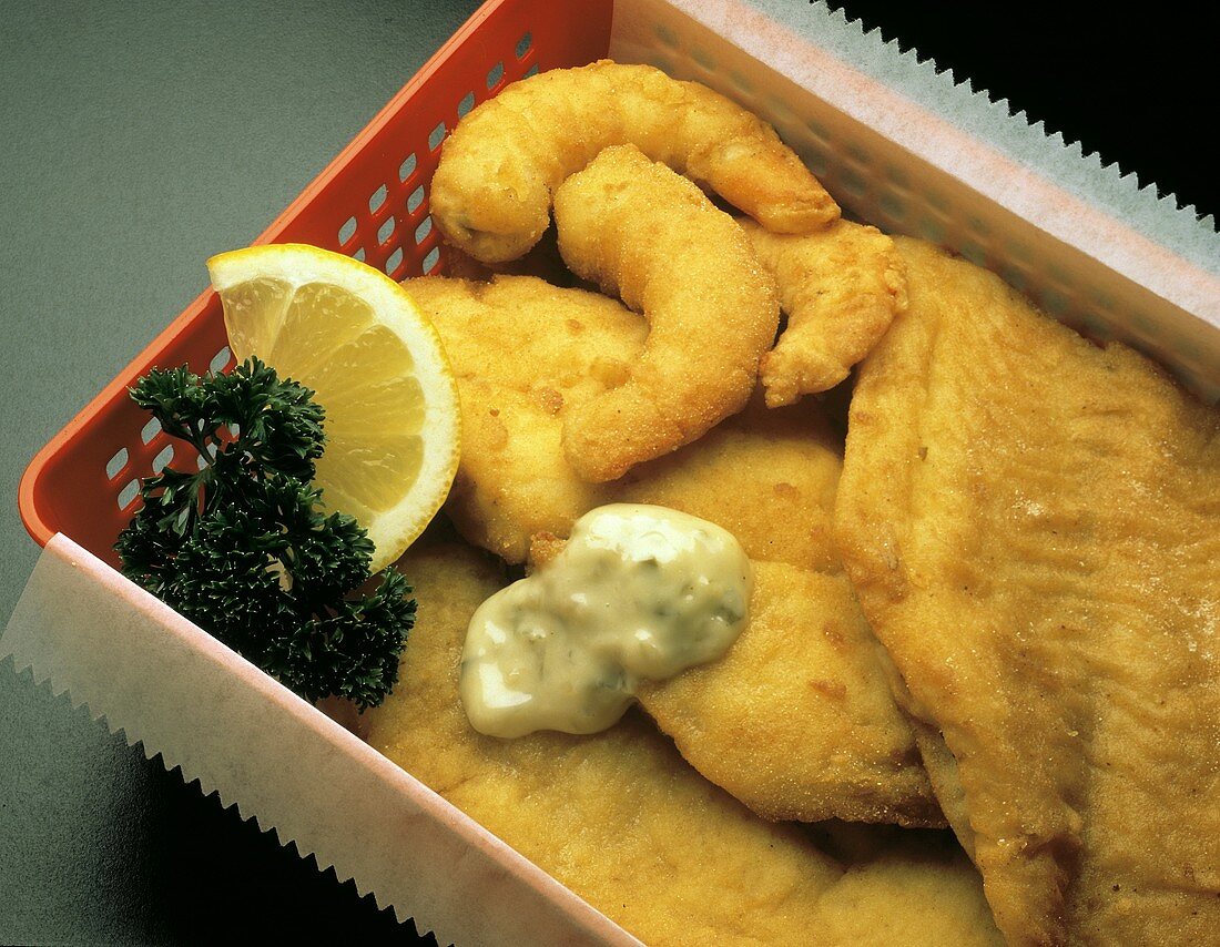 Fritierter Fisch & Garnelen mit Sauce Tatar in Plastikkorb