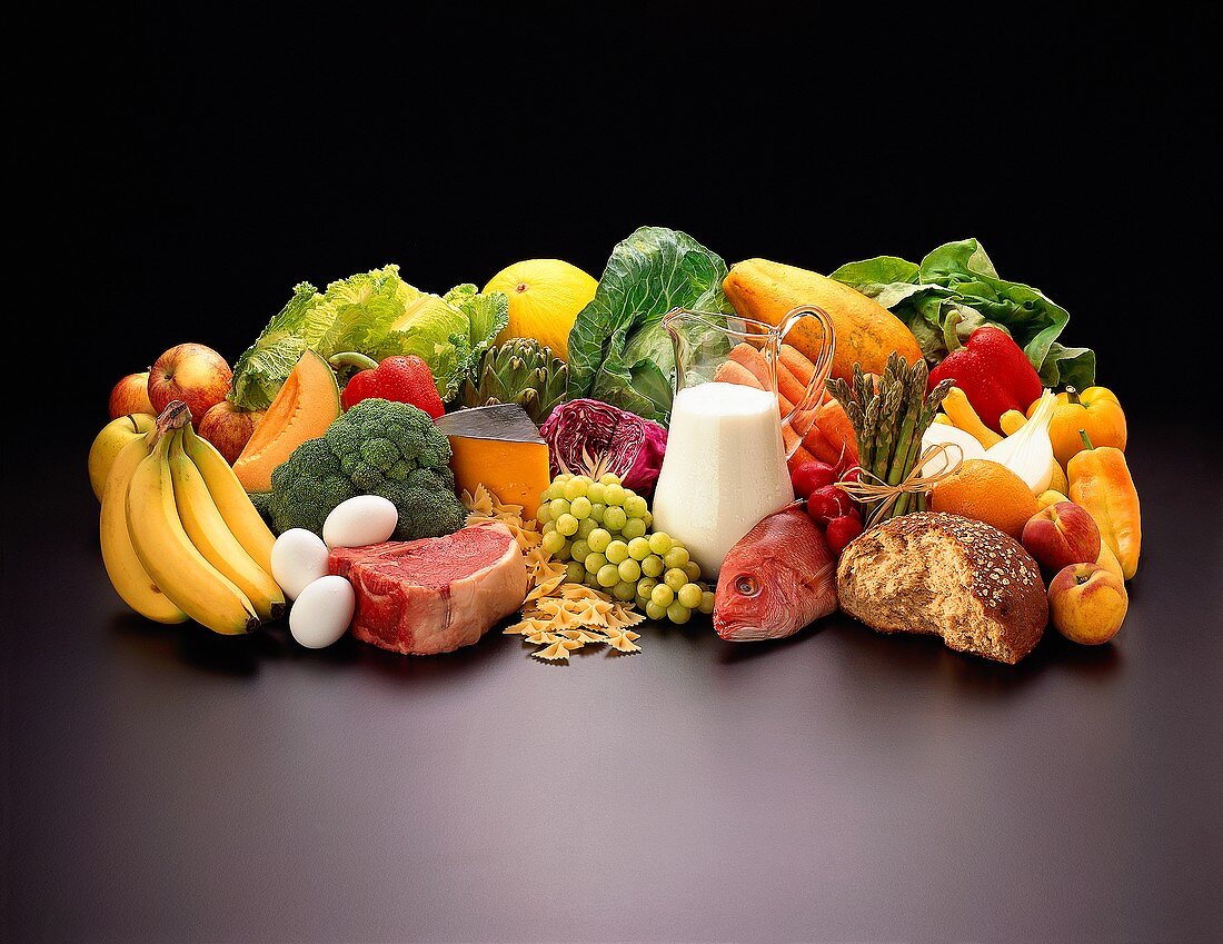 Gemüsesorten, Obst, Fleisch, Fisch, Brot, Käse, Nudeln, Milch, Eier