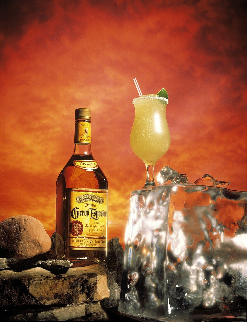 Eine Flasche Tequila Cuervo, daneben Margarita Cocktail