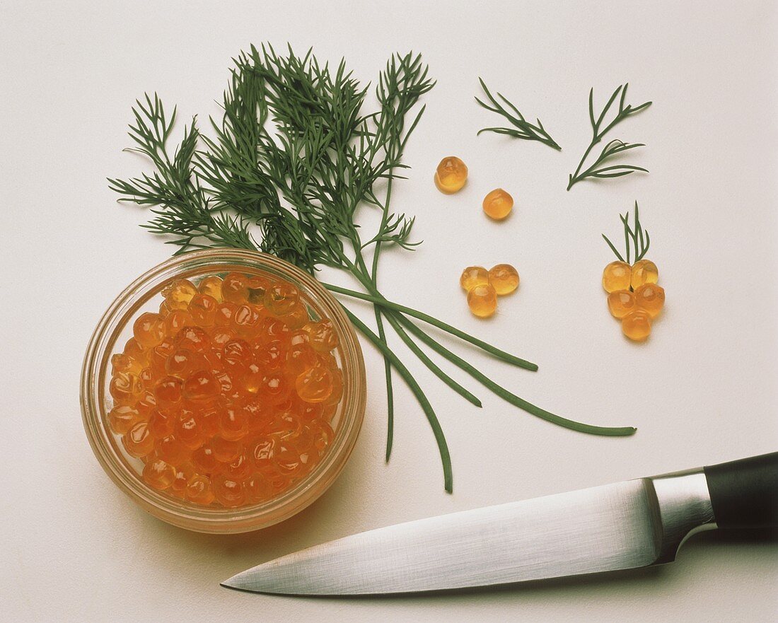 Lachskaviar in Glasschälchen, Dill & kleine Kaviartrauben