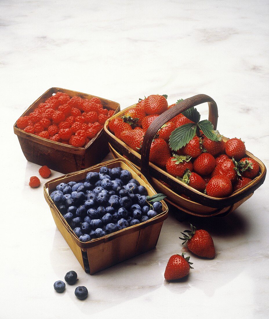 Heidelbeeren, Himbeeren und Erdbeeren in Spankörben