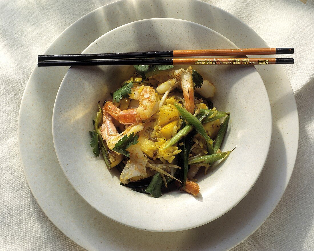 Asiatisches Reisgericht mit Garnelen und Gemüse