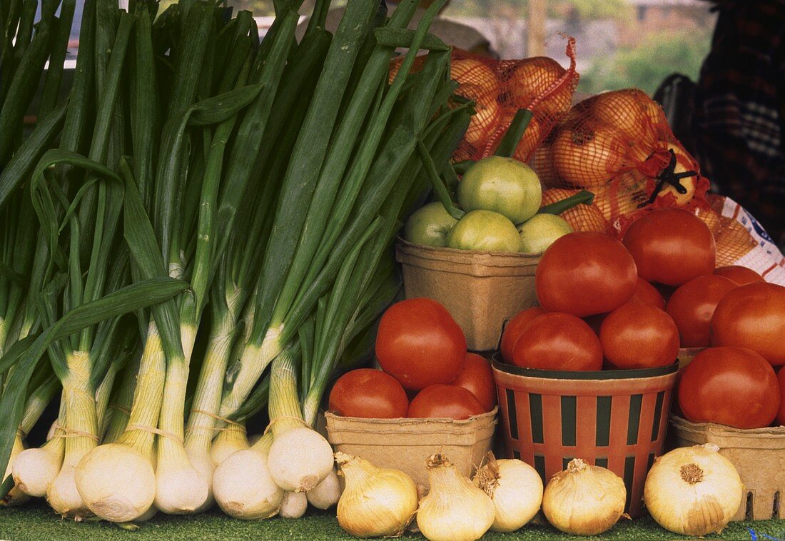Verschiedene Gemüsesorten am Markt, u.a. Frühlingszwiebeln