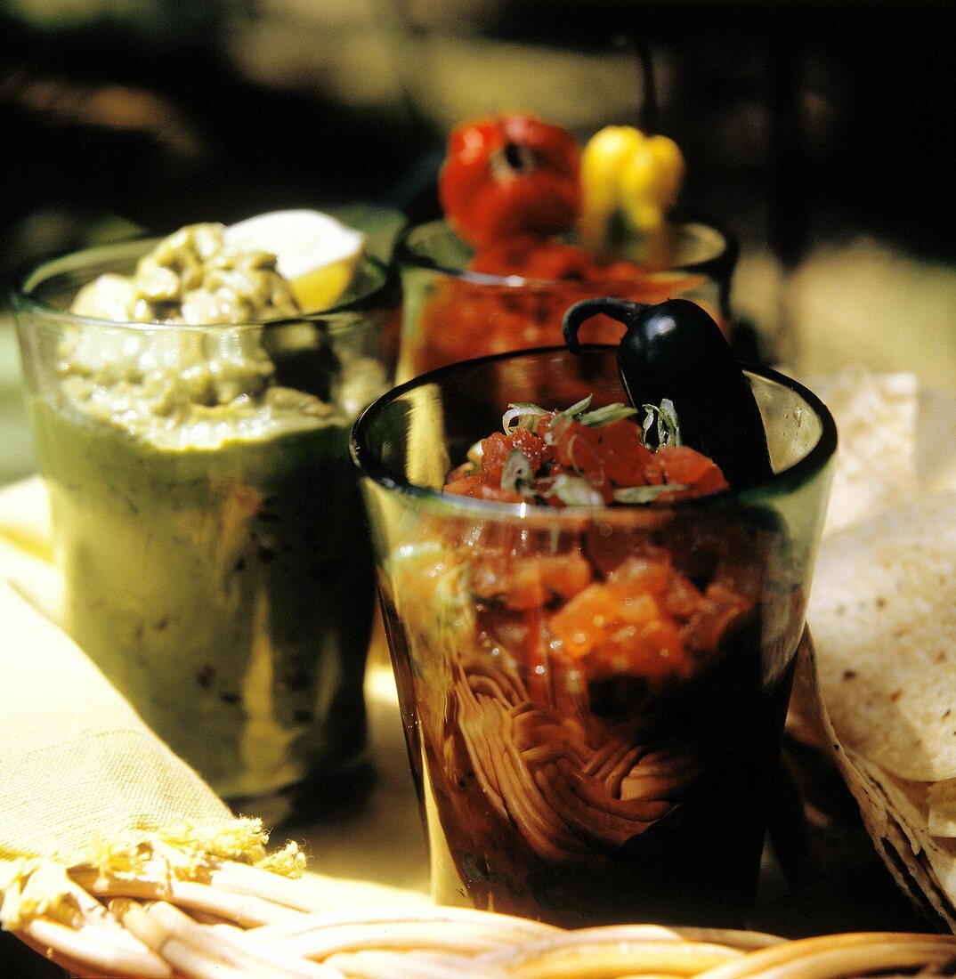 Salsa & Guacamole in Gläsern auf Korbtablett