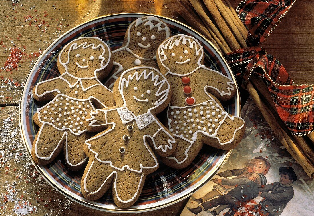 Gingerbread-Figuren mit Zuckergussverzierungen auf Teller