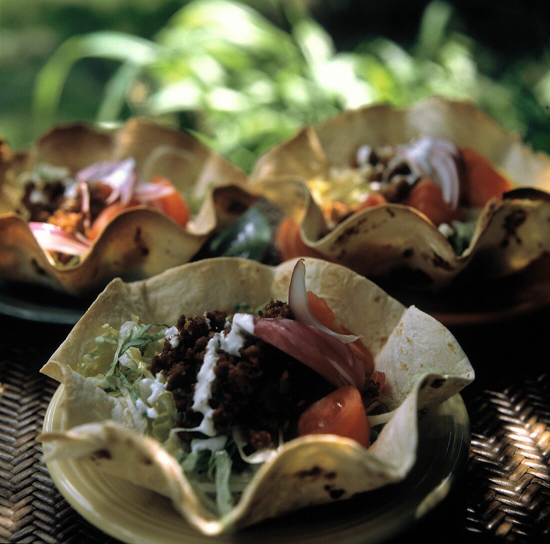 Tostadas gefüllt mit Hackfleisch & Salat im Freien