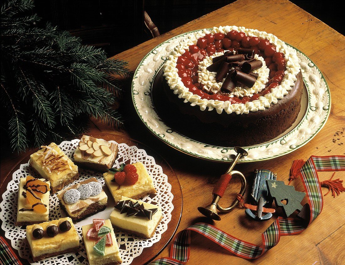 Schokoladentorte mit Sahne & Kirschen & mehrere Kuchenstücke