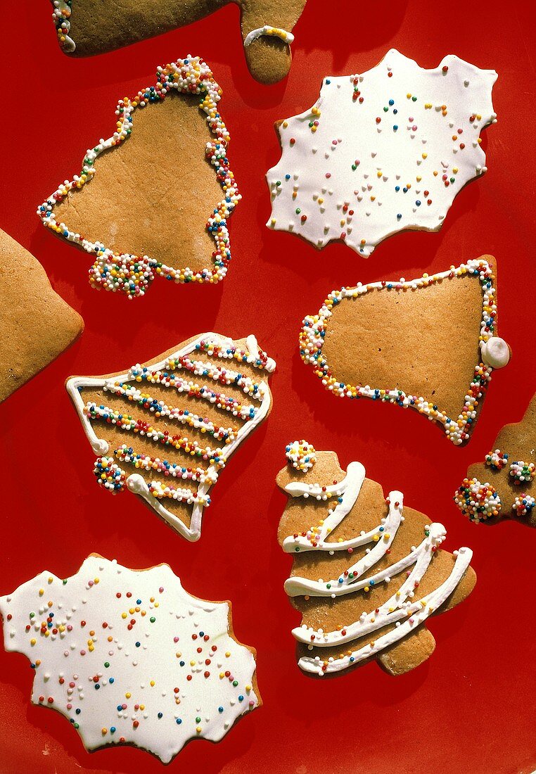 Lebkuchenplätzchen mit Zuckerperlen verziert