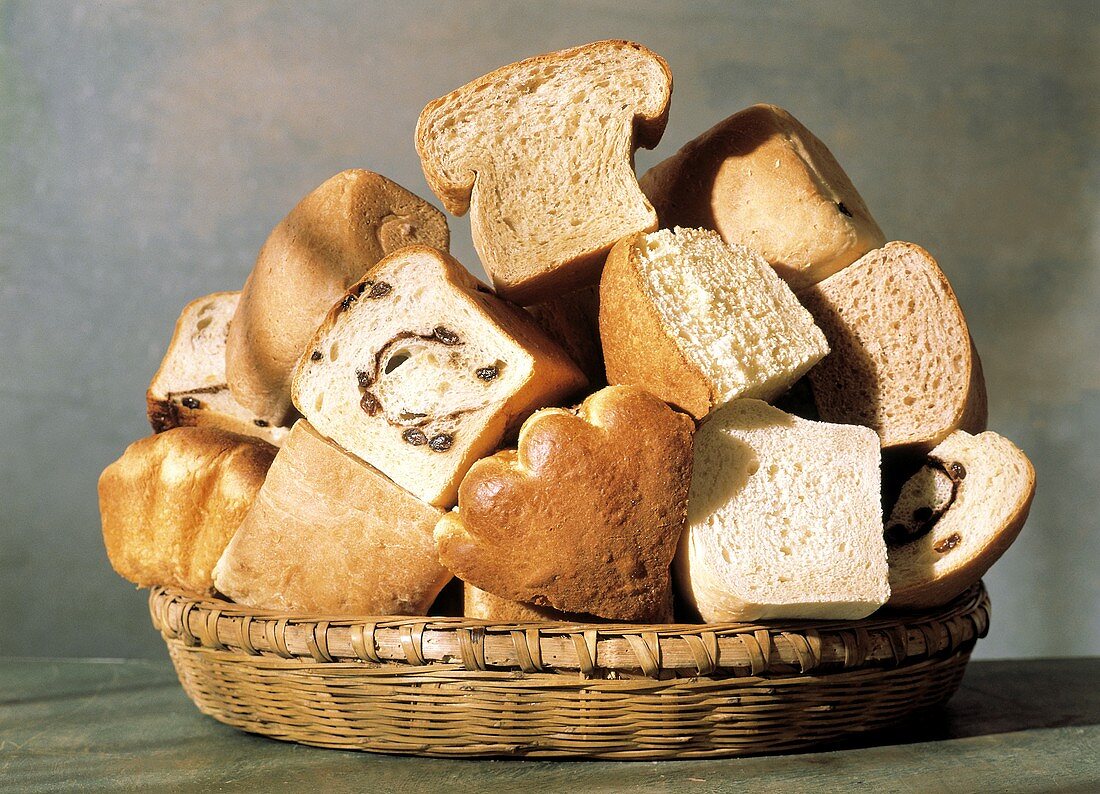 Verschiedene helle Brotstücke in einem Korb