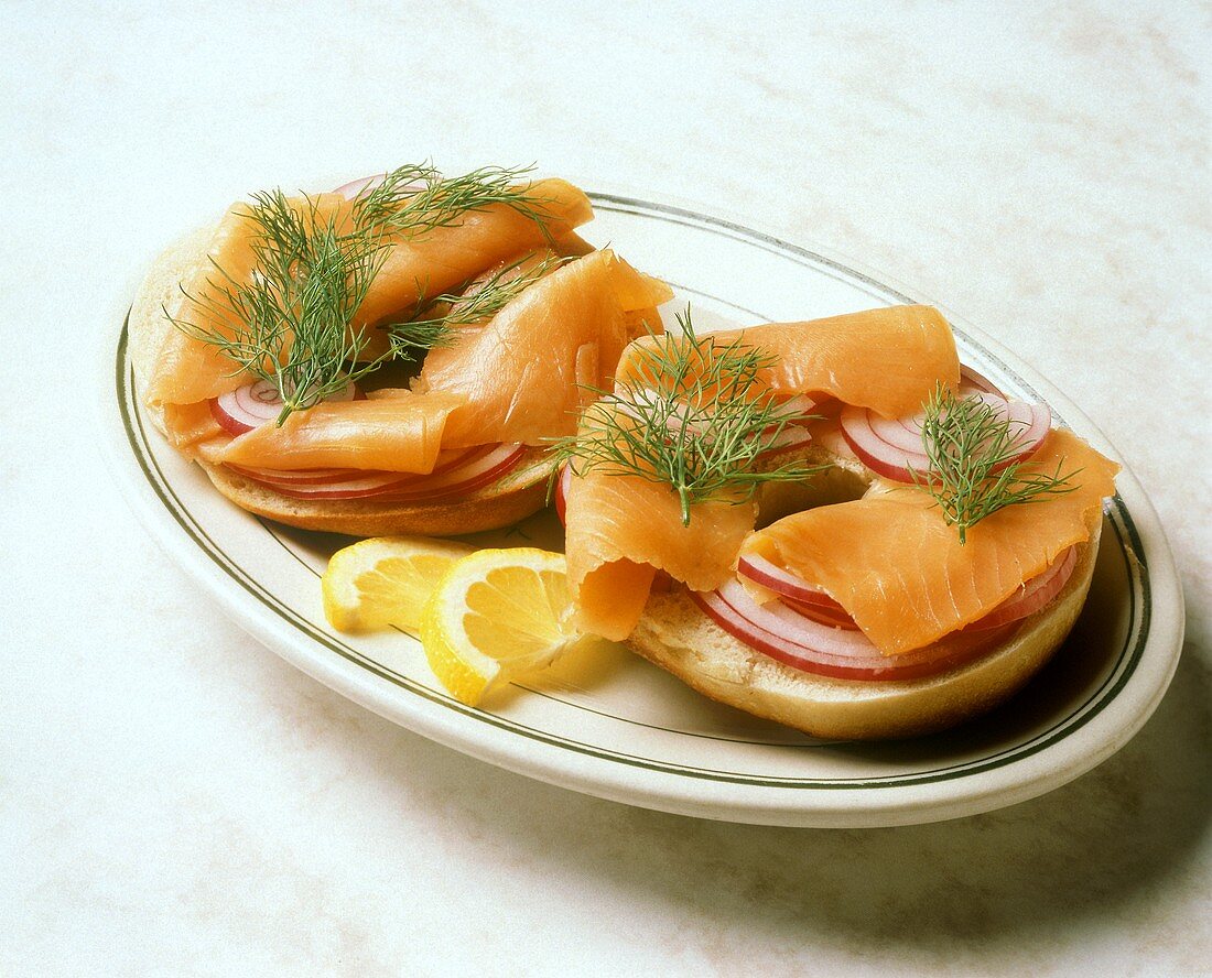 Brötchen mit Räucherlachs, roten Zwiebeln & Dill