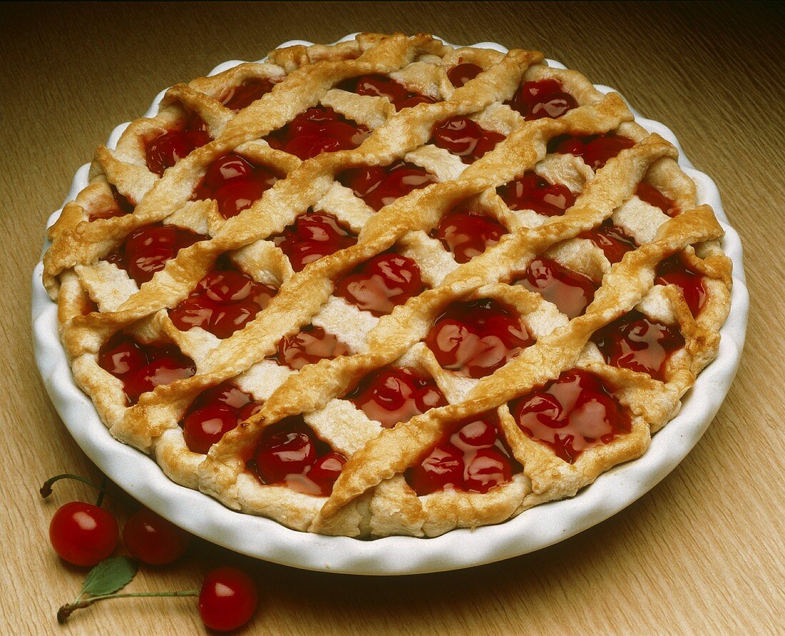 Ganzer Kirschkuchen (Cherry Pie) mit Teiggittermuster