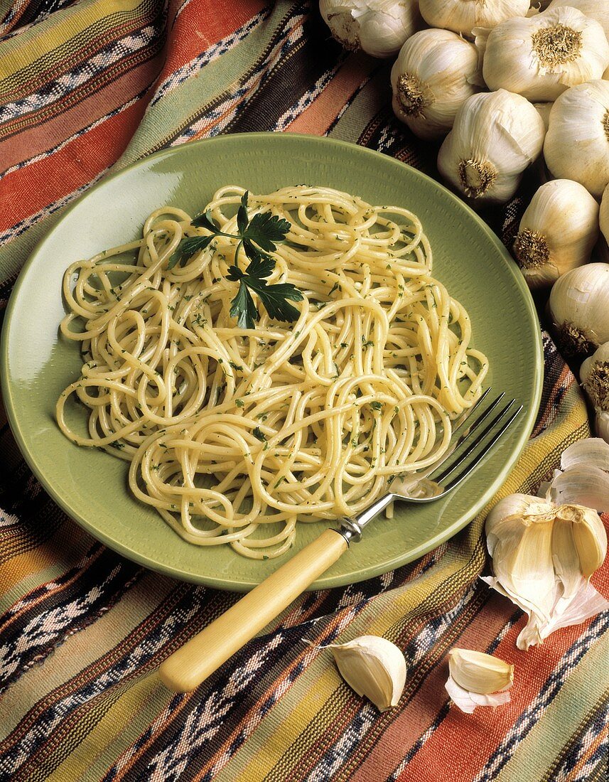 Pasta con l'aglio (Nudeln mit Knoblauch & Petersilie)