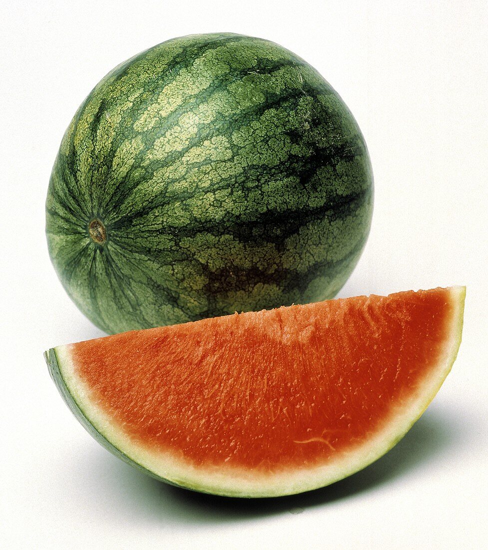 Kernlose Wassermelone, ganz & eine Melonenspalte