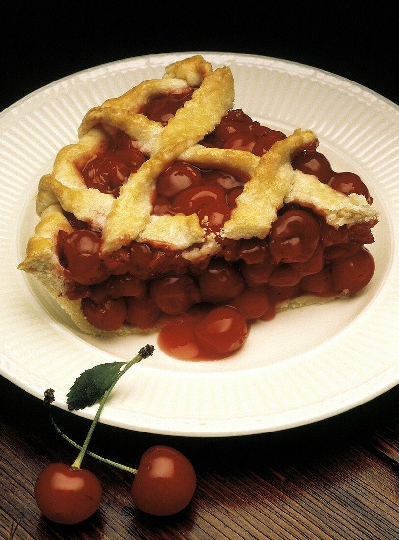Ein Stück Cherry Pie auf weißem Teller