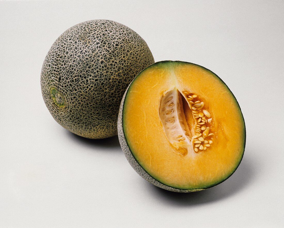 Ganze & halbe Netzmelone (Persische Melone)