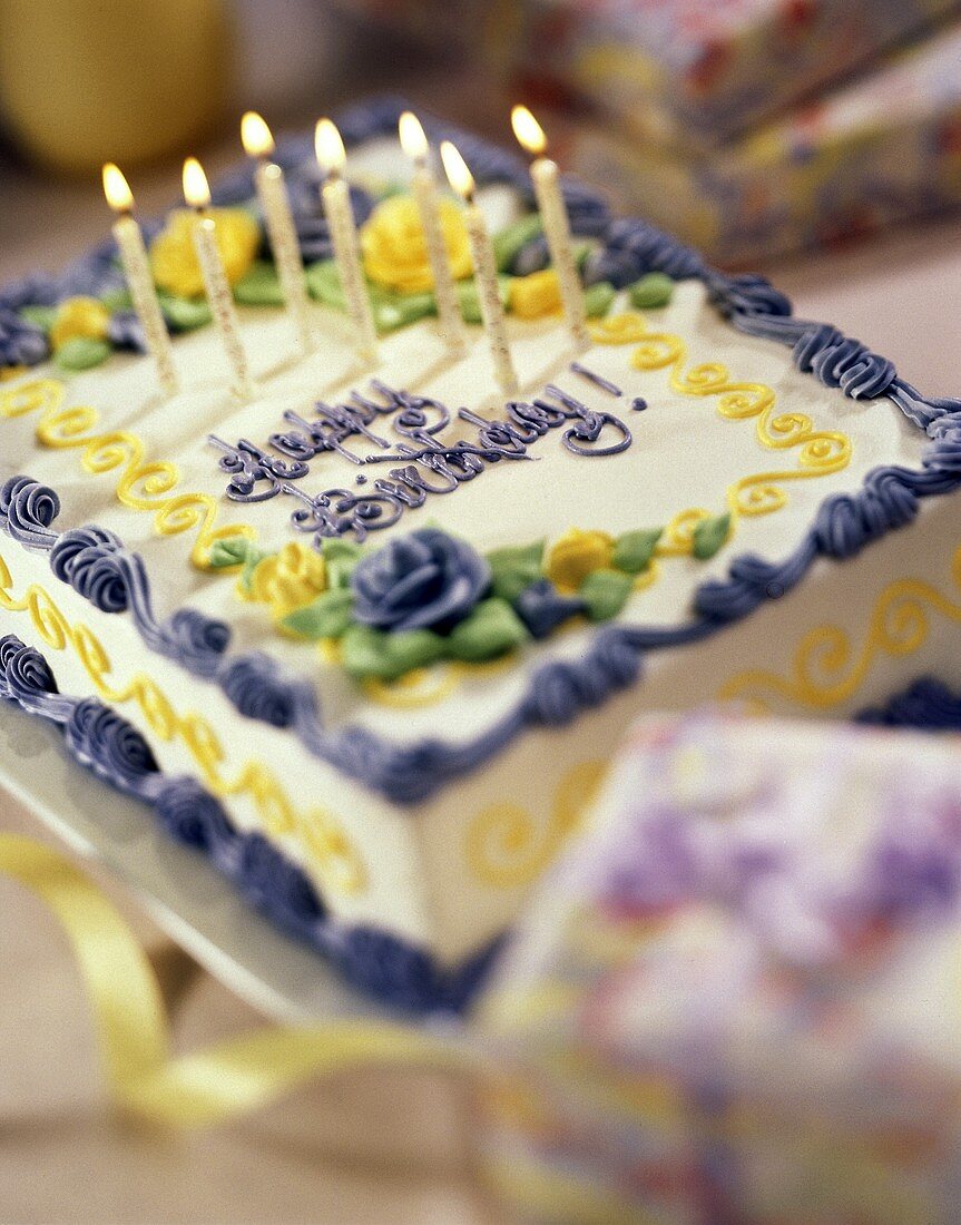 Rechteckige Geburtstagstorte mit sieben Kerzen