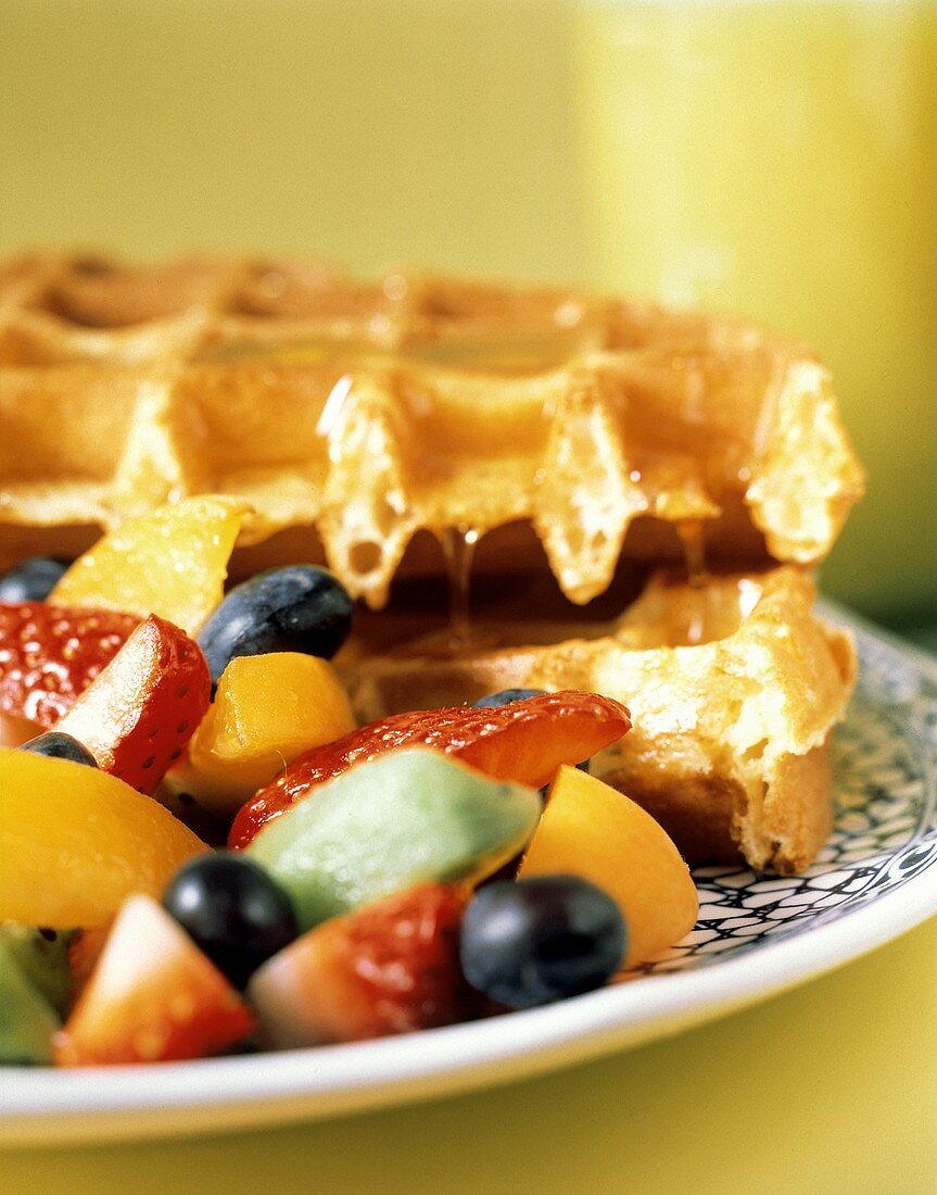 Waffeln mit Sirup & frischen Früchten auf Teller