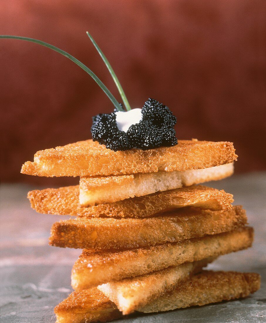 Kaviar auf einem Stapel Toastecken