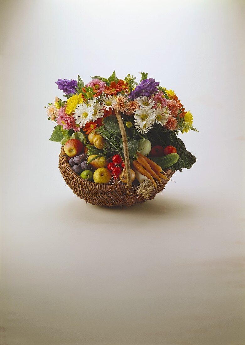 Frühlingskorb mit Obst; Gemüse & Blumen