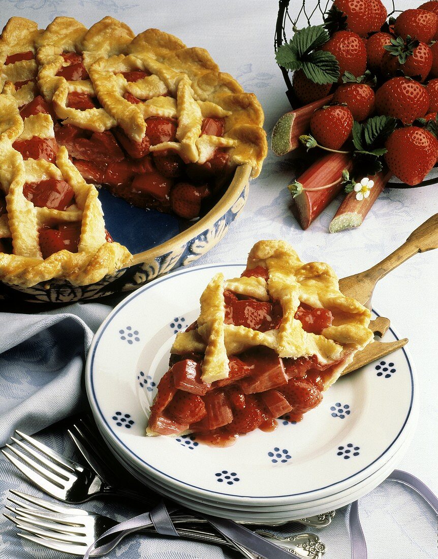Erdbeer-Rhabarber-Pie, angeschnitten, & ein Stück auf Teller