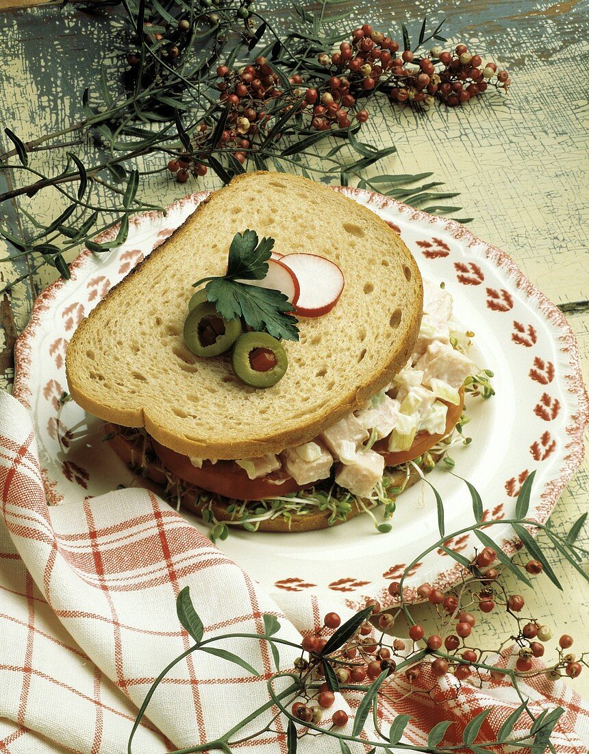 Sandwich (Weizenvollkornbrot) mit Geflügelsalat & Sprossen