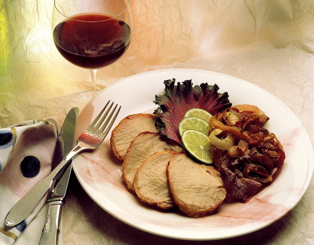 Schweinebratenscheiben mit karamellisierten Zwiebeln