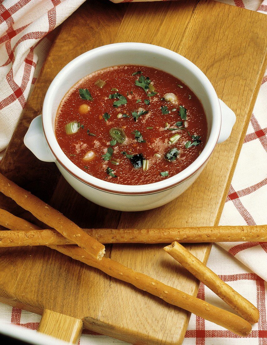 Eine Schale Gazpacho mit Brotstangen