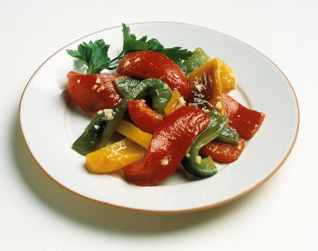 Gebratener roter, gelber & grüner Paprika mit Knoblauch