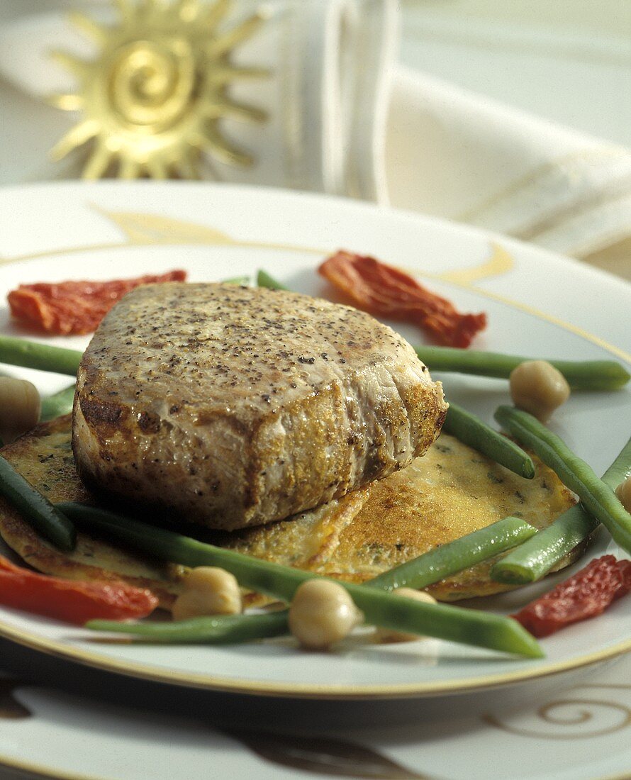 Gegrilltes Thunfischsteak auf Pfannkuchen & Gemüse