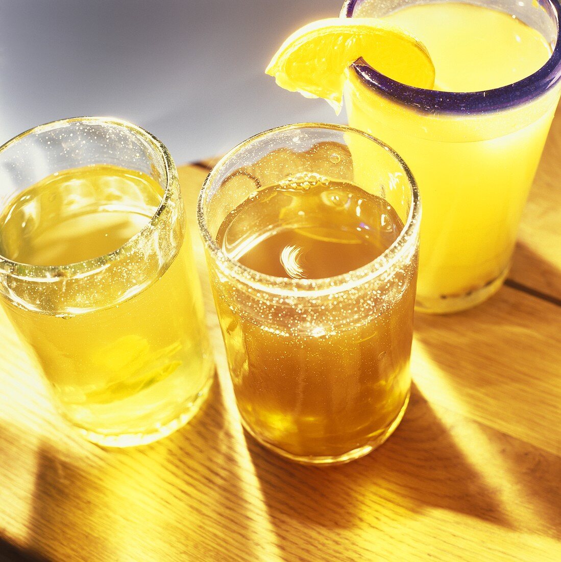Drei erfrischende Sommerdrinks (Limonaden und Eistee)