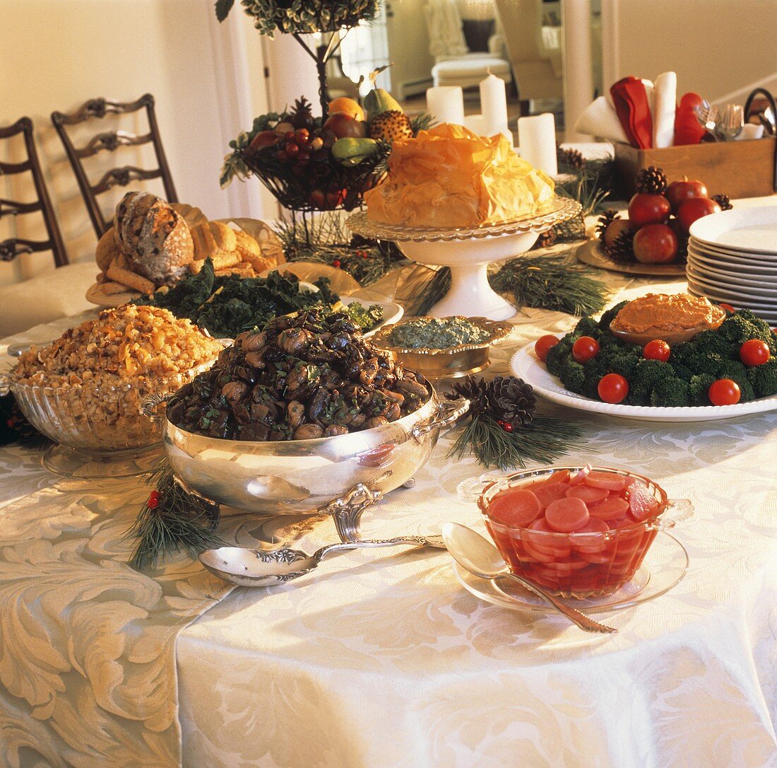Vegetarisches Weihnachtsbuffet auf dem Tisch