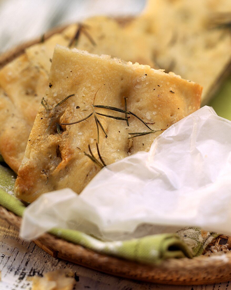 Fladenbrot mit frischen Rosmarin im Brotkorb